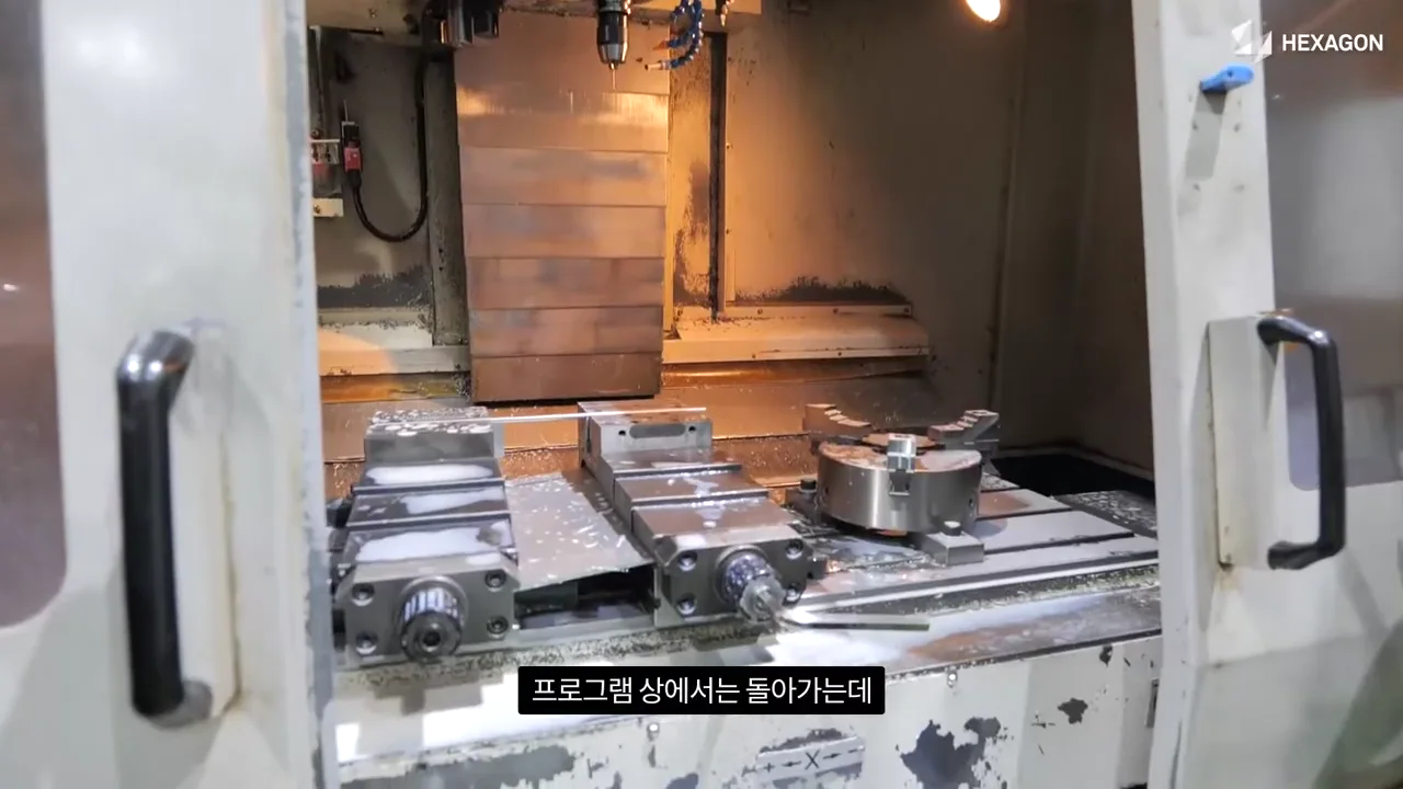 CNC 가공기 내부에서 소재가 가공되는 모습.