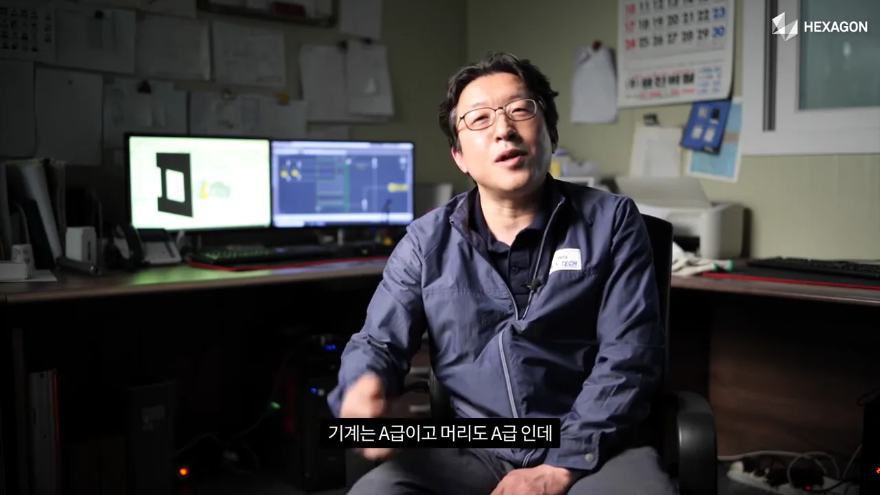 윈테크놀로지 김현규 생산팀장. 뒤로 ESPRIT CAM 모니터가 보인다.